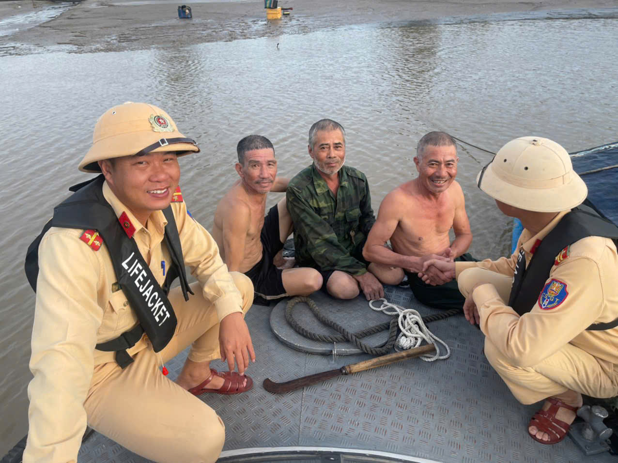 Phòng Cảnh sát giao thông: Kịp thời hỗ trợ người bị lật thuyền đưa vào bờ an toàn